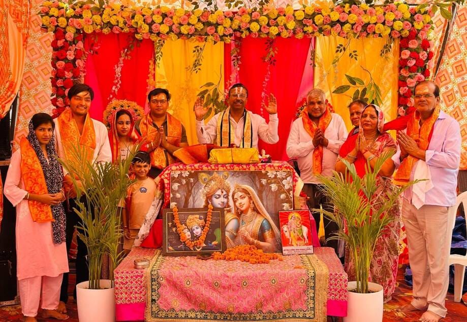 कुरुक्षेत्र। कथा के दौरान श्रद्धालुओं के साथ कथावाचक अनिल शास्त्री। स्वयं कुरुक्षेत्र। कथा के दौरान श्रद्धालुओं के साथ कथावाचक अनिल शास्त्री। स्वयं