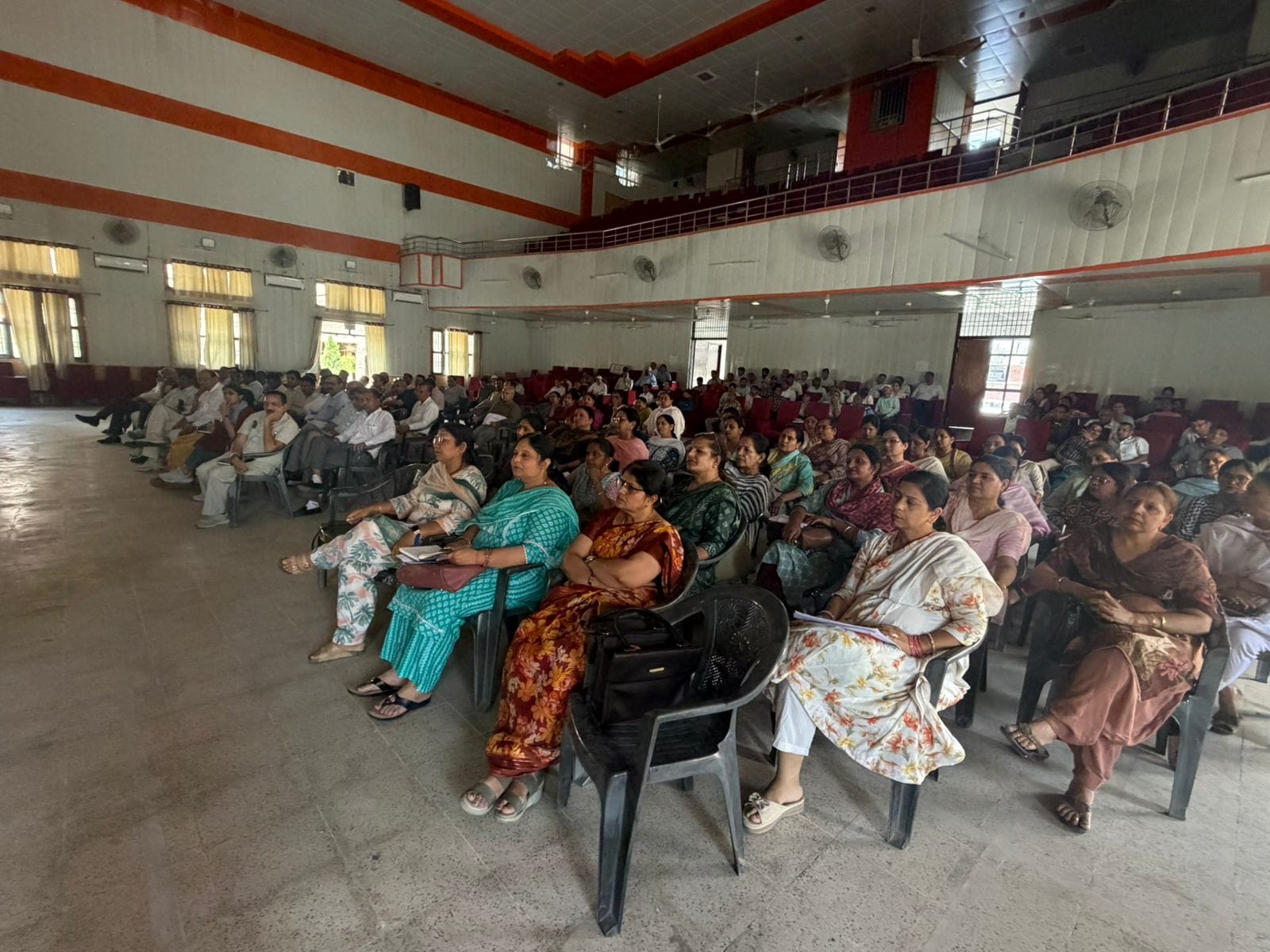 कुरुक्षेत्र। राजकीय मॉडल संस्कृति वरिष्ठ माध्यमिक विद्यालय में आयोजित समीक्षा बैठक  हिस्सा लेते