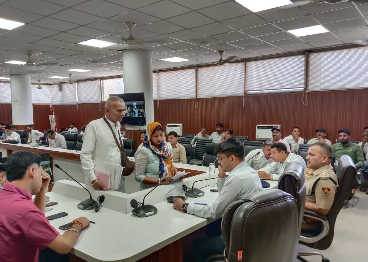 कुरुक्षेत्र। समाधान शिविर में अधिकारियों को अपनी समस्यां बताते आमजन। विज्ञप्ति कुरुक्षेत्र। समाधान शिविर में अधिकारियों को अपनी समस्यां बताते आमजन। विज्ञप्ति