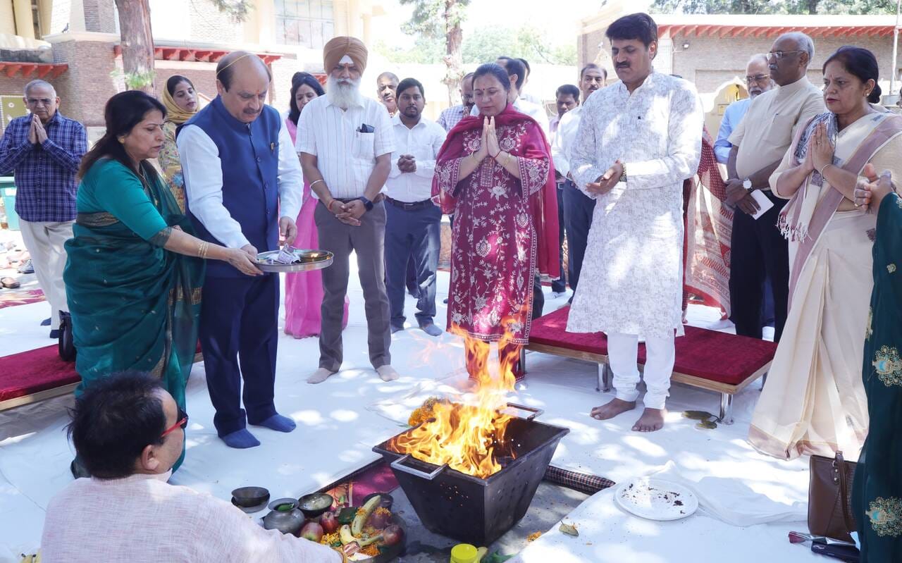 कुरुक्षेत्र। धरोहर के स्थापना दिवस पर आयोजित हवन में हिस्सा लेते कुलपति, कुलसचिव व अन्य। स्वयं