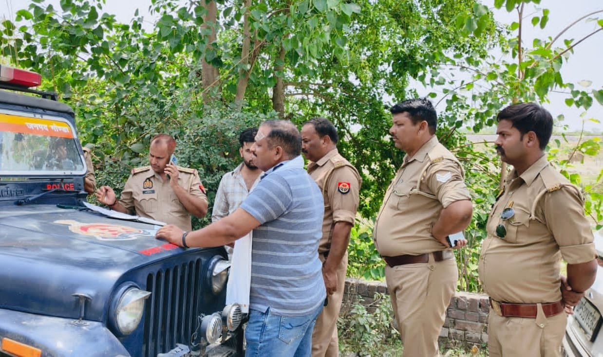 करनैलगंज के नरायनपुर माझा में लूट के बाद जांच करती पुलिस व पीड़ित सराफ राजन सोनी। - संवाद