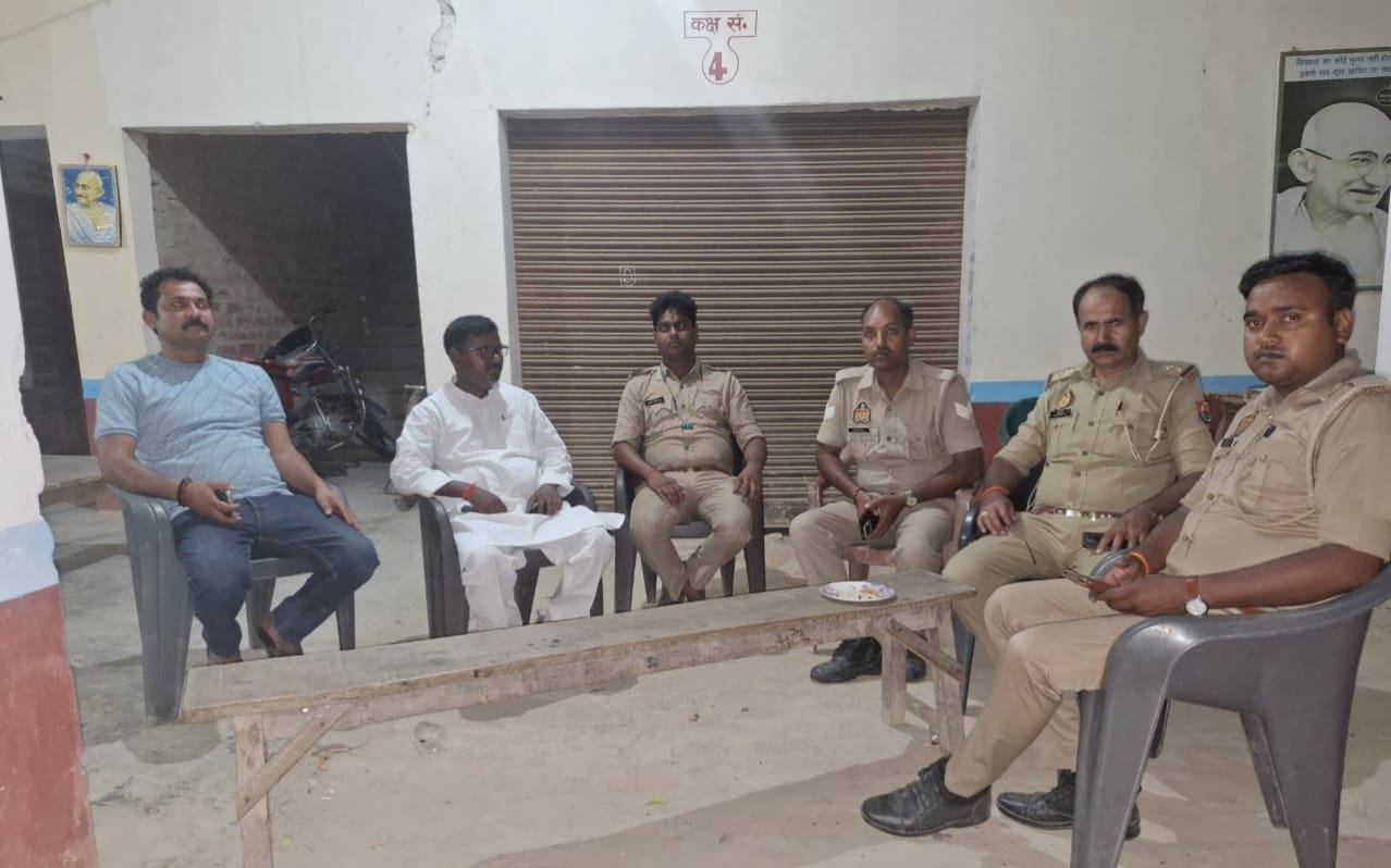 कटरियां गांव में मौजूद पुलिसबल। संवाद