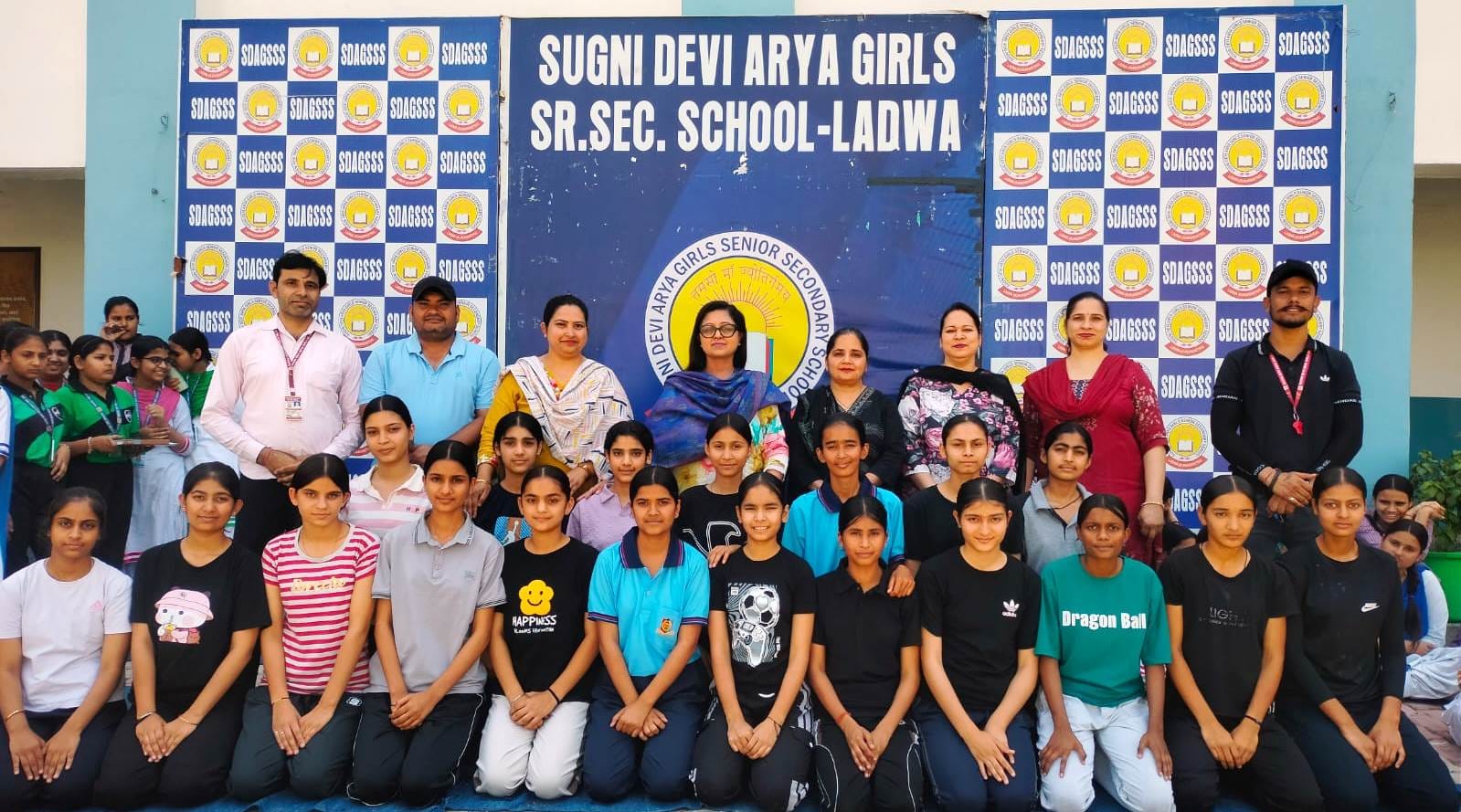 लाडवा। इंटर हाउस कबड्डी प्रतियोगिता में विजेता खिलाड़ियों को सम्मानित करते प्राचार्य पूजा छाबड़
