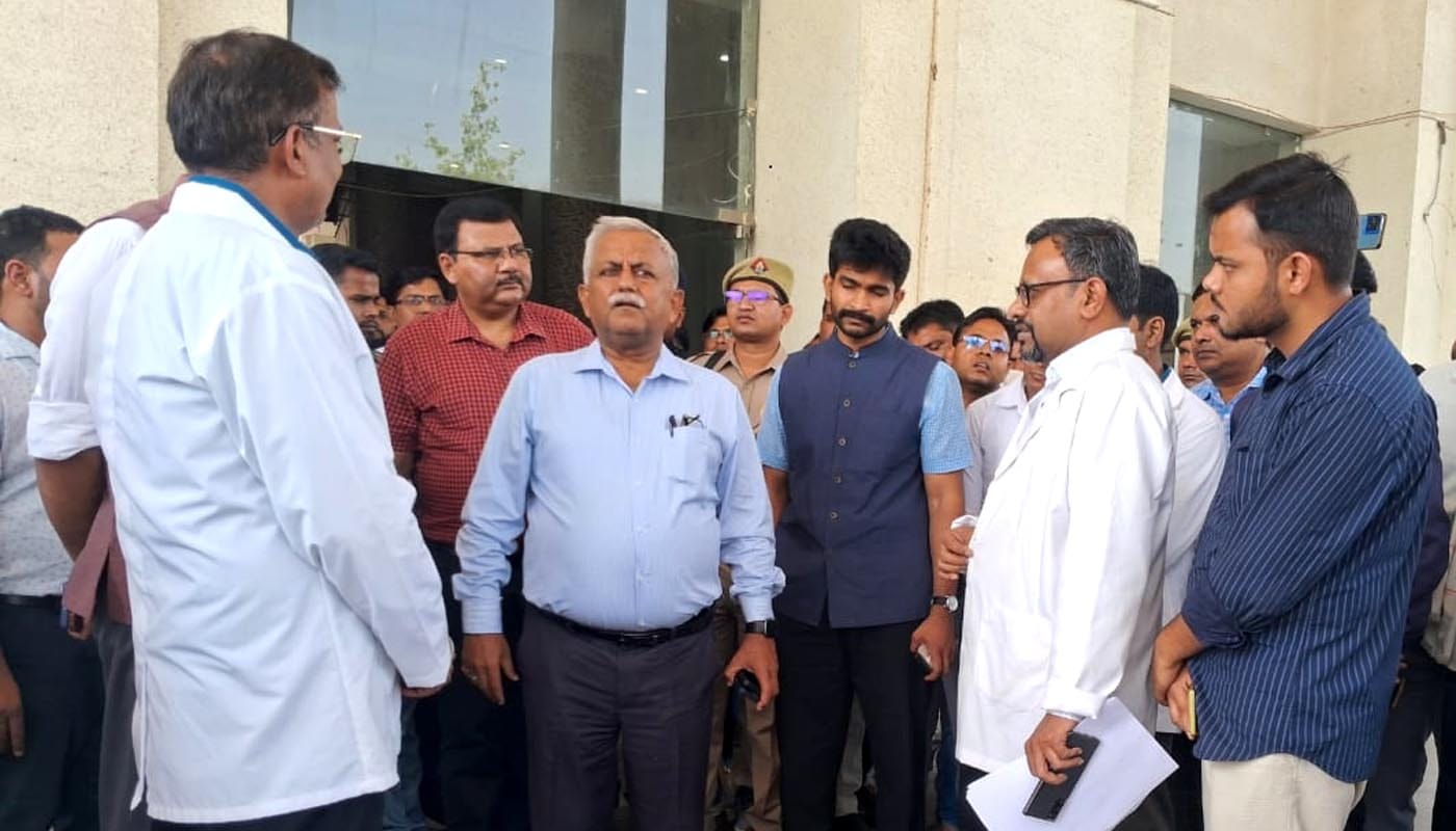 मेडिकाल कॉलेज में निरीक्षण के दौरान मरीज को लेकर डॉक्टरों से जानकारी करते अवनीश अवस्थी। संवाद मेडिकाल कॉलेज में निरीक्षण के दौरान मरीज को लेकर डॉक्टरों से जानकारी करते अवनीश अवस्थी। संवाद