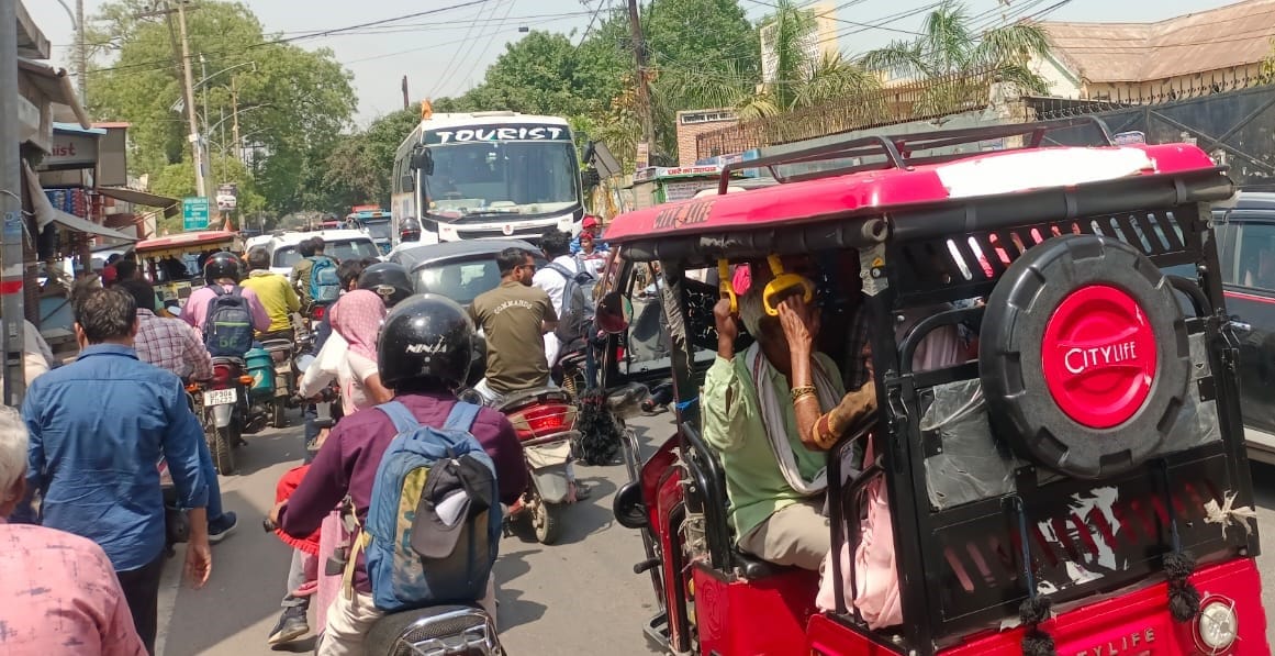 मोहल्ला बंगला सरोदी स्थित राजघाट चौकी मार्ग पर लगा जाम। संवाद