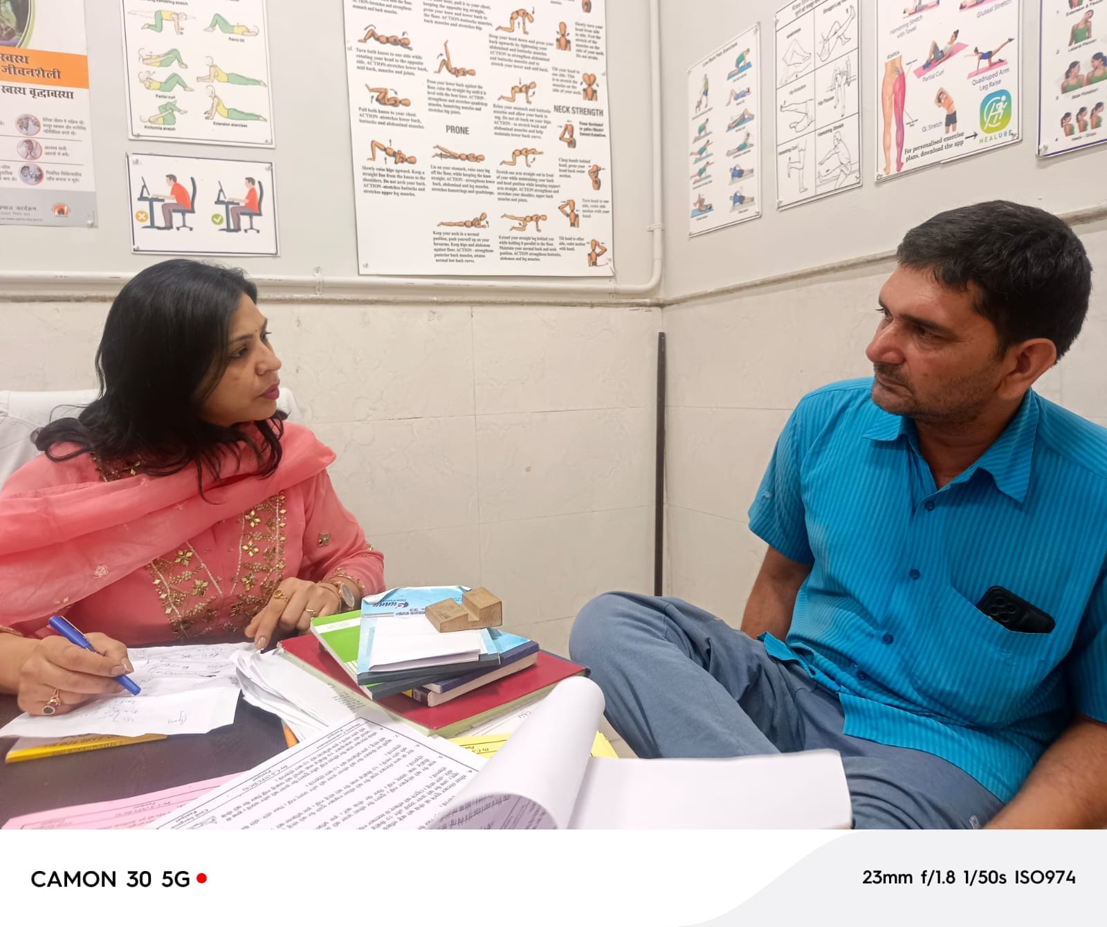 मरीज को एक्सरसाइज समझाती डॉ. नेहा बंसल। संवाद