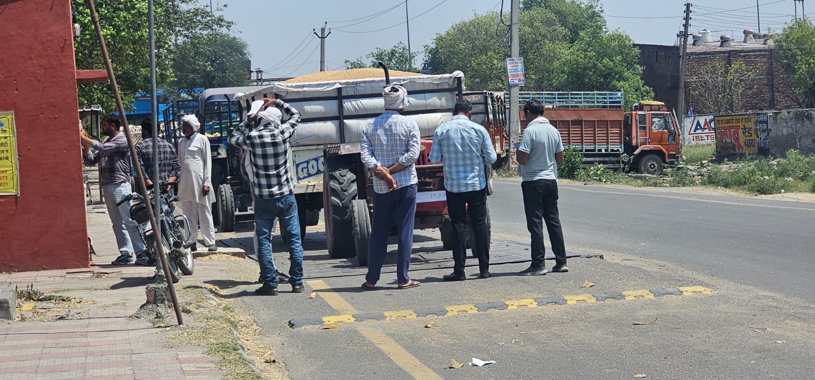 मार्केट कमेटी कार्यालय में दिखा यूपी से गेहूं लेकर आने वाला ट्रैक्टर ट्राली संवाद