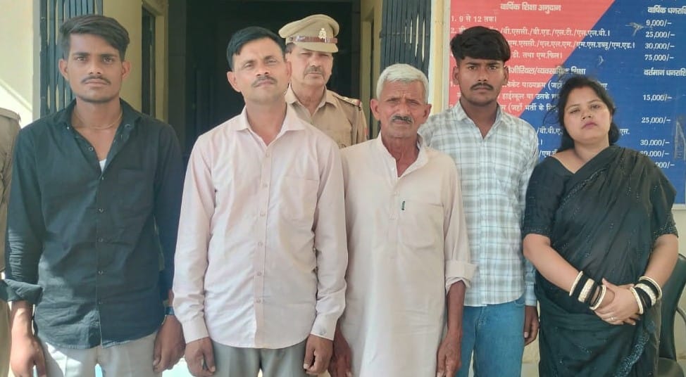 मदनापुर में पुलिसकर्मी संग मारपीट करते लोग। स्रोत: वीडियो ग्रेब मदनापुर में पुलिसकर्मी संग मारपीट करते लोग। स्रोत: वीडियो ग्रेब