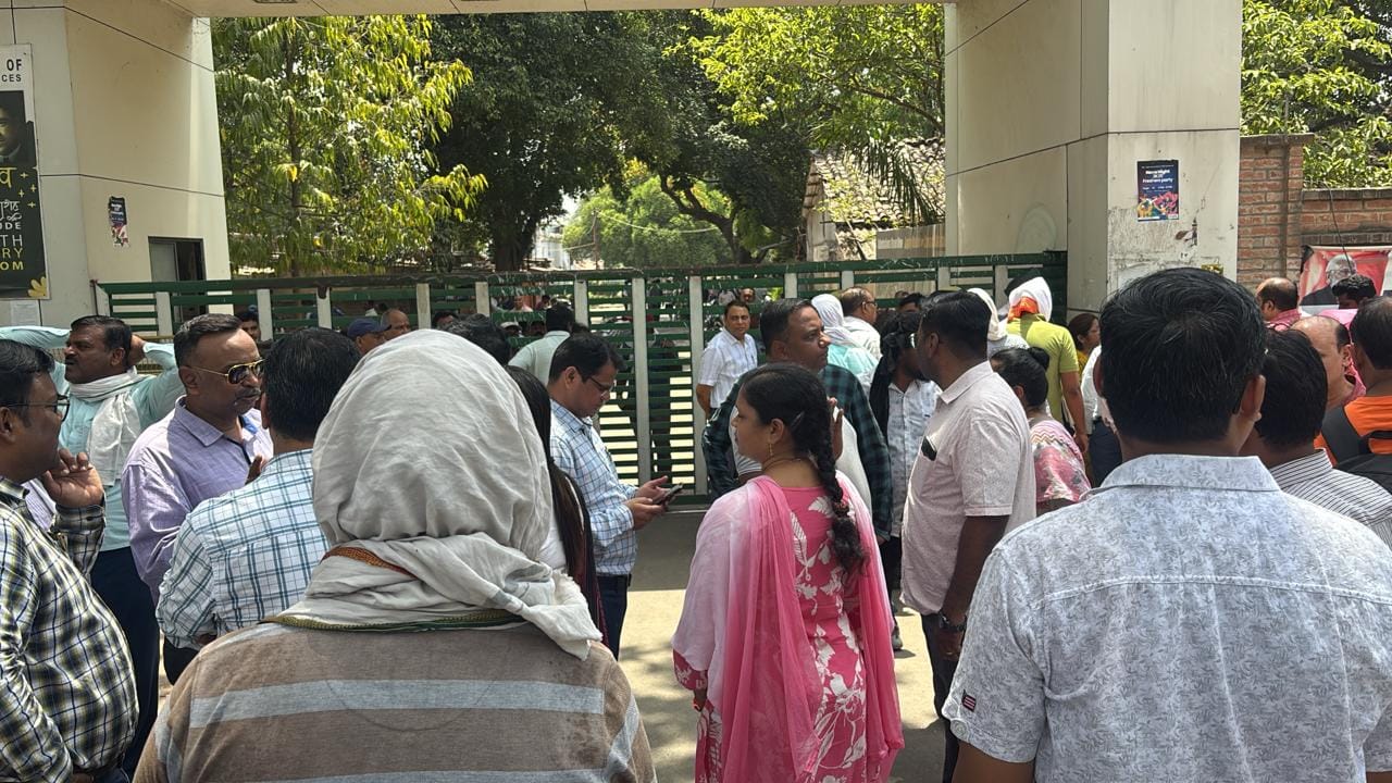 नैनी। बकाया वेतन को लेेकर शुआट्स के गेस्ट हाउस में शिक्षक और रजिस्ट्रार के बीच वार्ता के दौरा नैनी। बकाया वेतन को लेेकर शुआट्स के गेस्ट हाउस में शिक्षक और रजिस्ट्रार के बीच वार्ता के दौरा