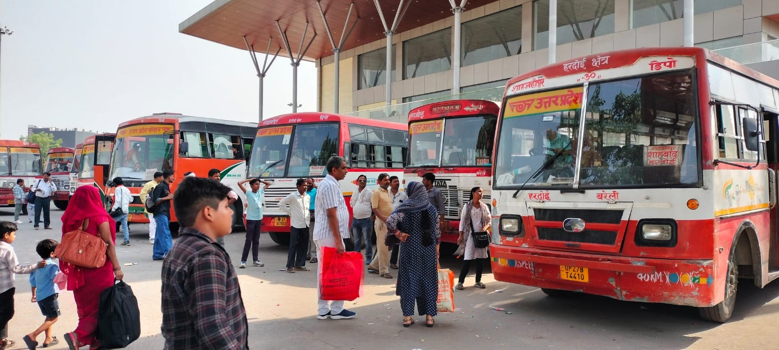 ओसीएफ इस्टेट स्थित रामलीला मैदान में खड़ी सरकारी बसें। संवाद
