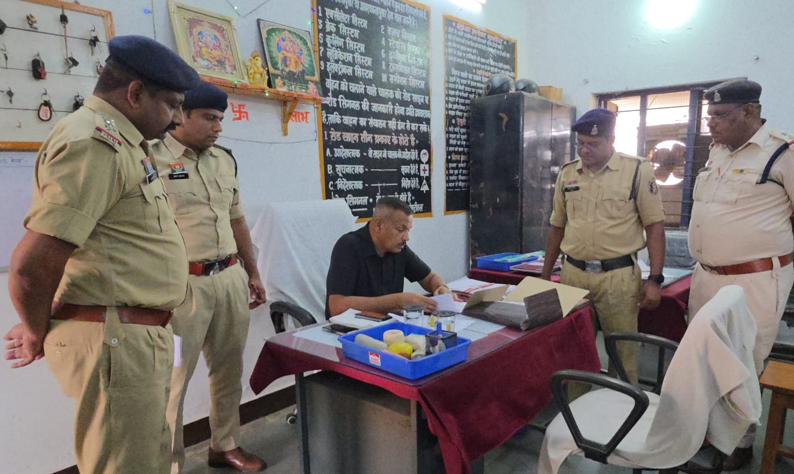 पुलिस जवानों के साथ चर्चा करते एसपी धर्मेंद्र सिंह