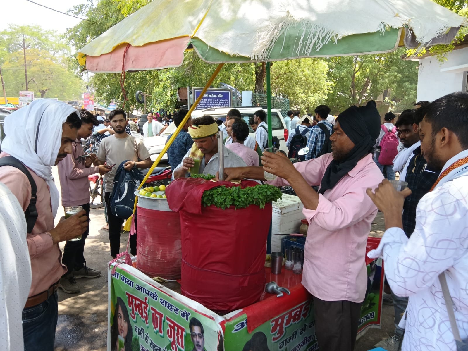 पानी के टैंकर से प्यास बुझाती परीक्षा देने आई अभ्यर्थी। संवाद