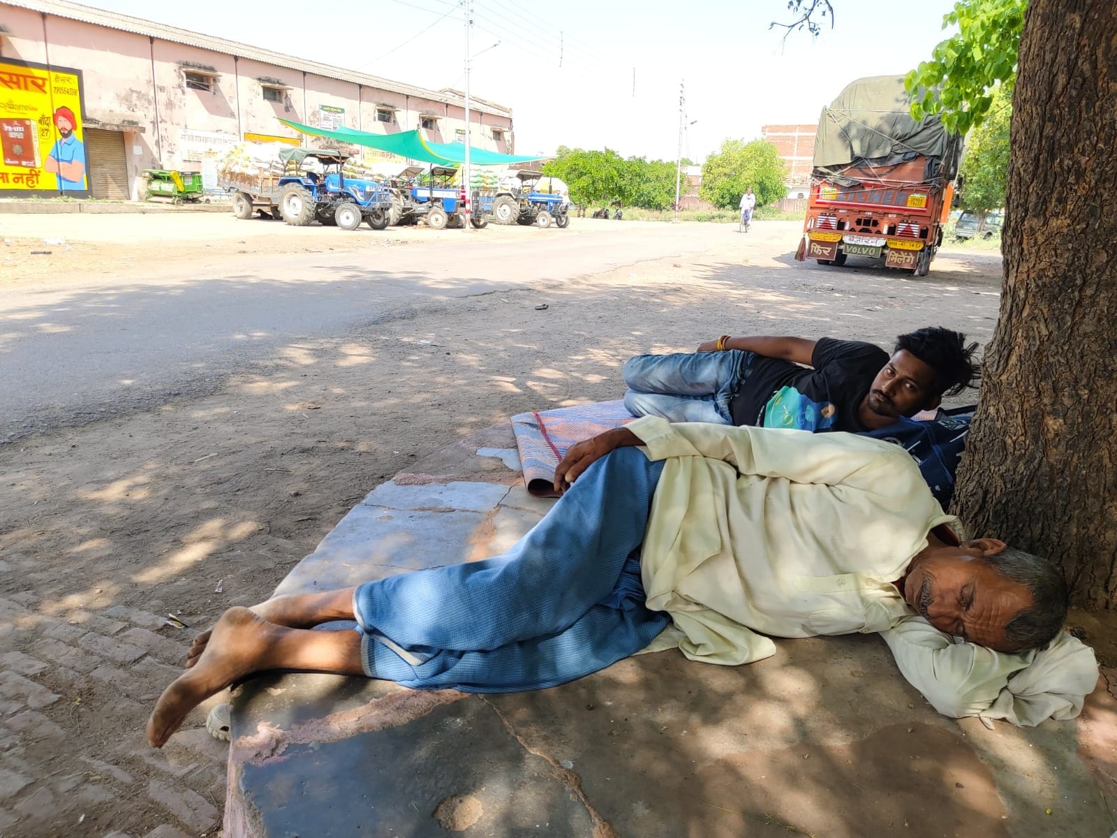 पानी के टैंकर से प्यास बुझाती परीक्षा देने आई अभ्यर्थी। संवाद