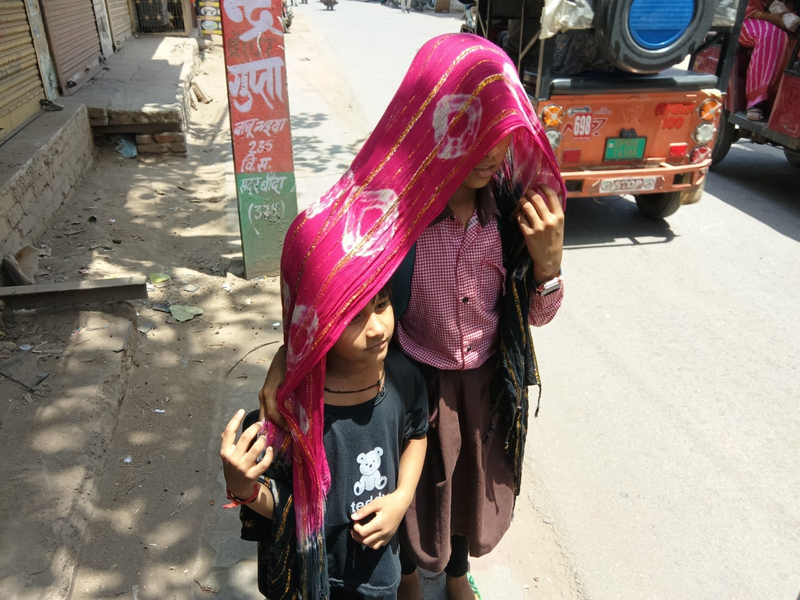 पानी के टैंकर से प्यास बुझाती परीक्षा देने आई अभ्यर्थी। संवाद