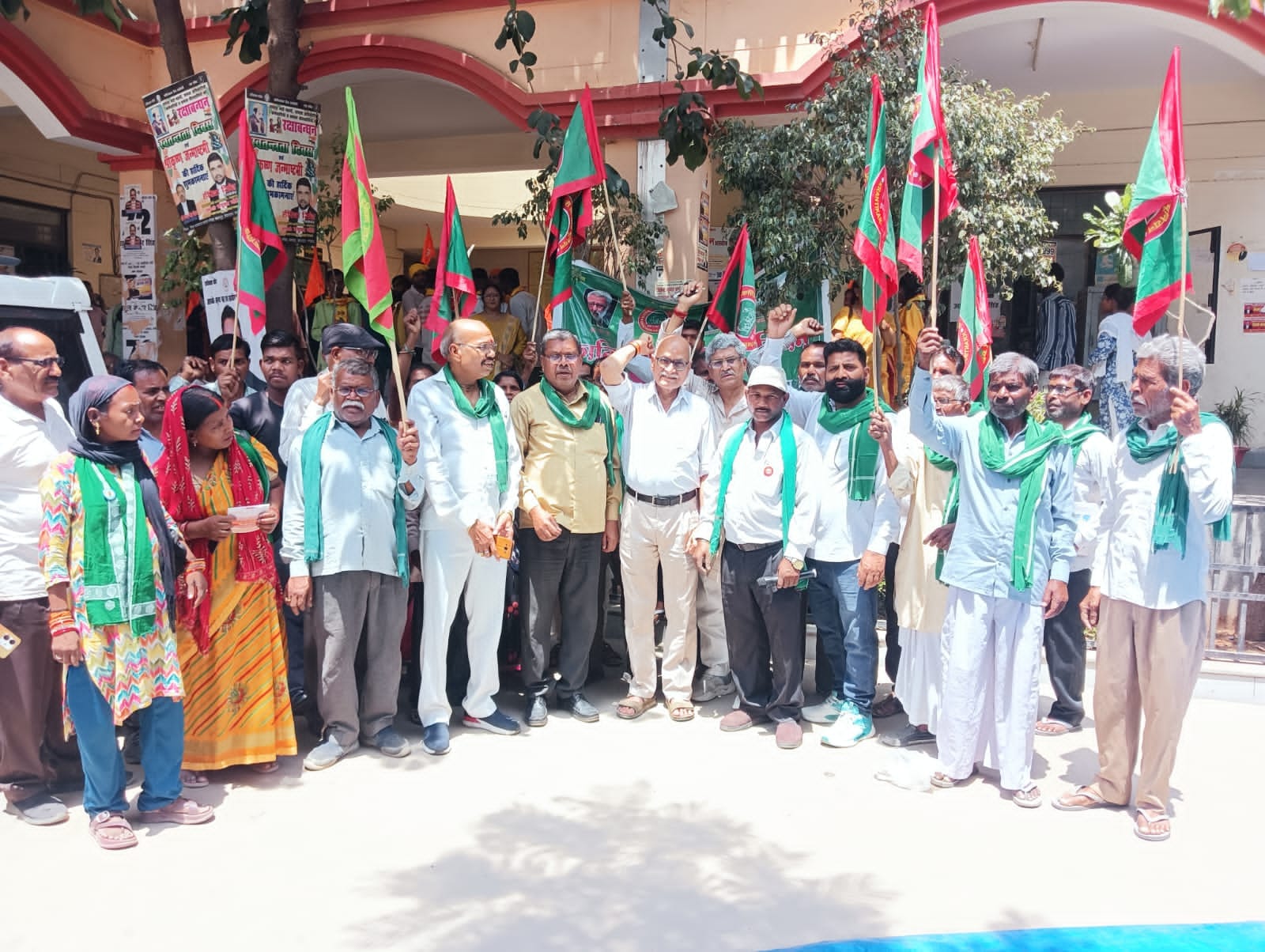 प्रदर्शन करते किसान। प्रदर्शन करते किसान।