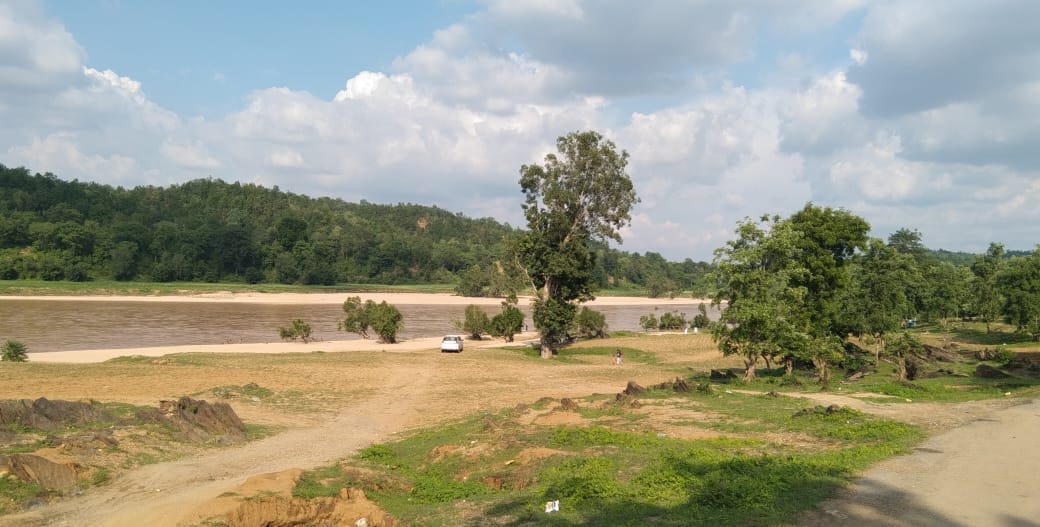 राजमार्ग पर लगा अबाड़ी पिकनिक स्पॉट का बोर्ड यूनिपोल। संवाद