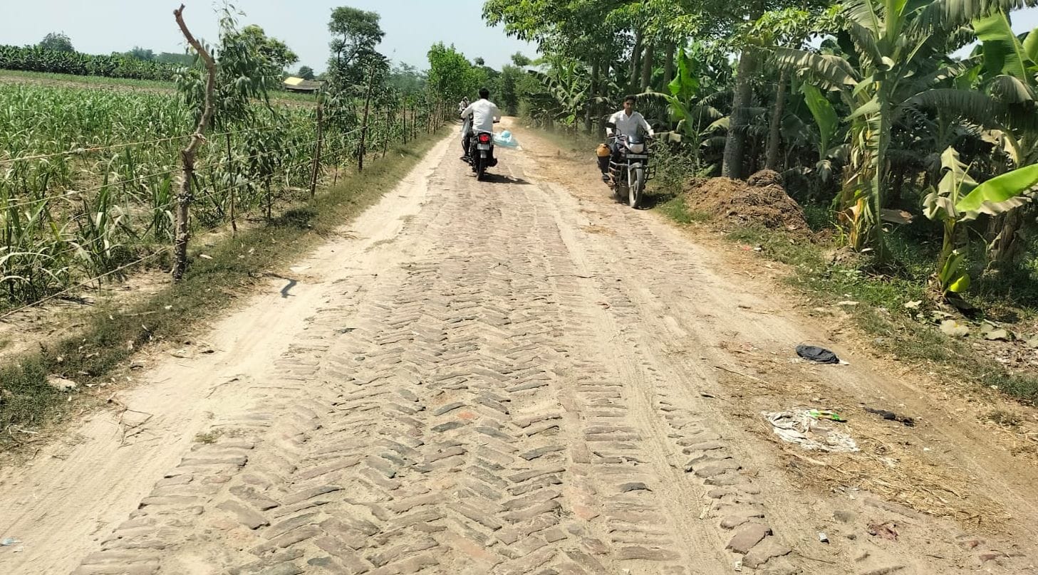 रमुआपुर से टहारा में ढखेरवा लखीमपुर हाईवे से जोड़ने वाला मार्ग। संवाद