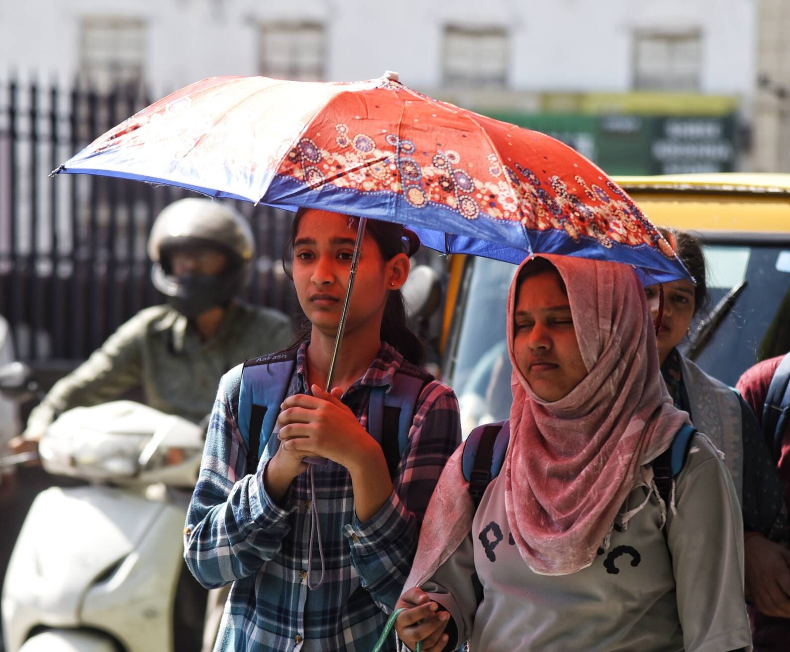 सोमवार को तीखी धूप और गर्मी हवा से बचते लोग। सोमवार को तीखी धूप और गर्मी हवा से बचते लोग।