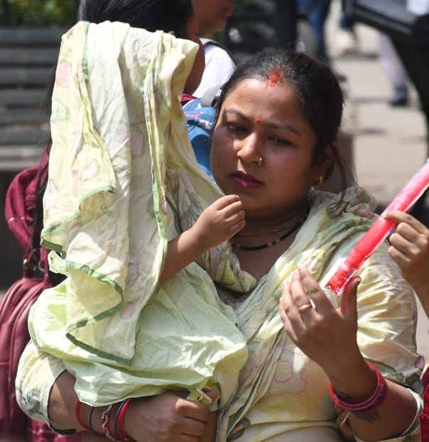 सोमवार को तीखी धूप और गर्मी हवा से बचते लोग। सोमवार को तीखी धूप और गर्मी हवा से बचते लोग।
