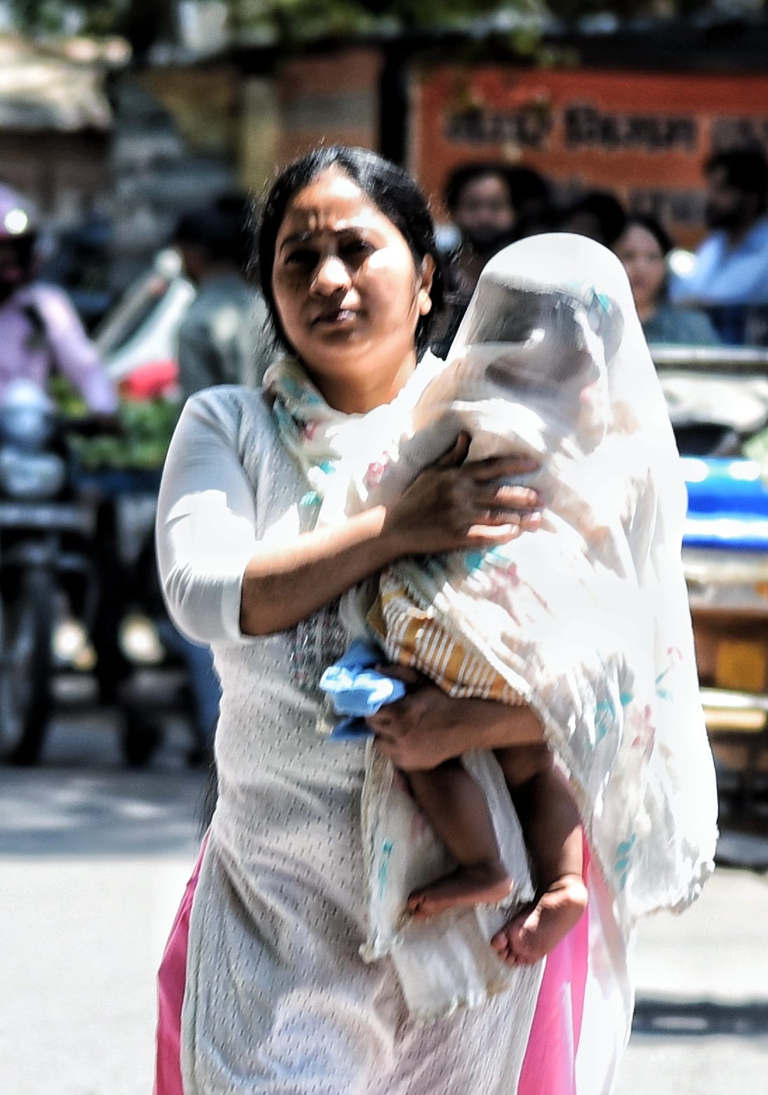 सोमवार को तीखी धूप और गर्मी हवा से बचते लोग। सोमवार को तीखी धूप और गर्मी हवा से बचते लोग।