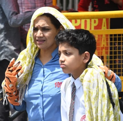सोमवार को तीखी धूप और गर्मी हवा से बचते लोग। सोमवार को तीखी धूप और गर्मी हवा से बचते लोग।