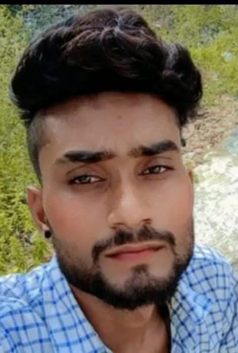 सरैया महंथ पट्टी गांव में युवक की हत्या की जांच करती डॉग स्क्वायड टीम।स्रोत-सोशल मीडिया