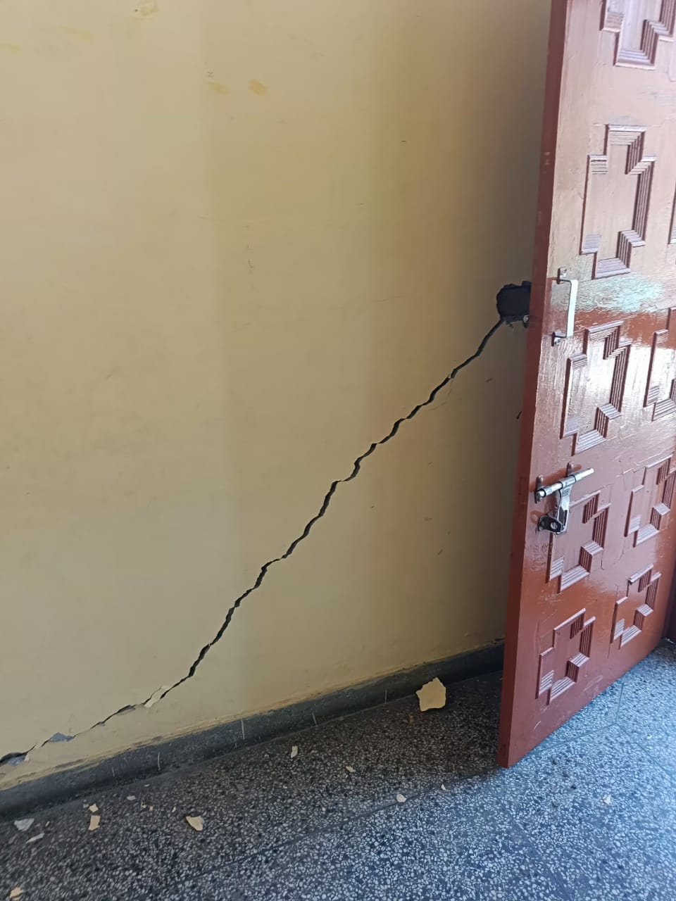 सावड़ा  में सड़क खुदाई के दौरान घरों में आई दरारे