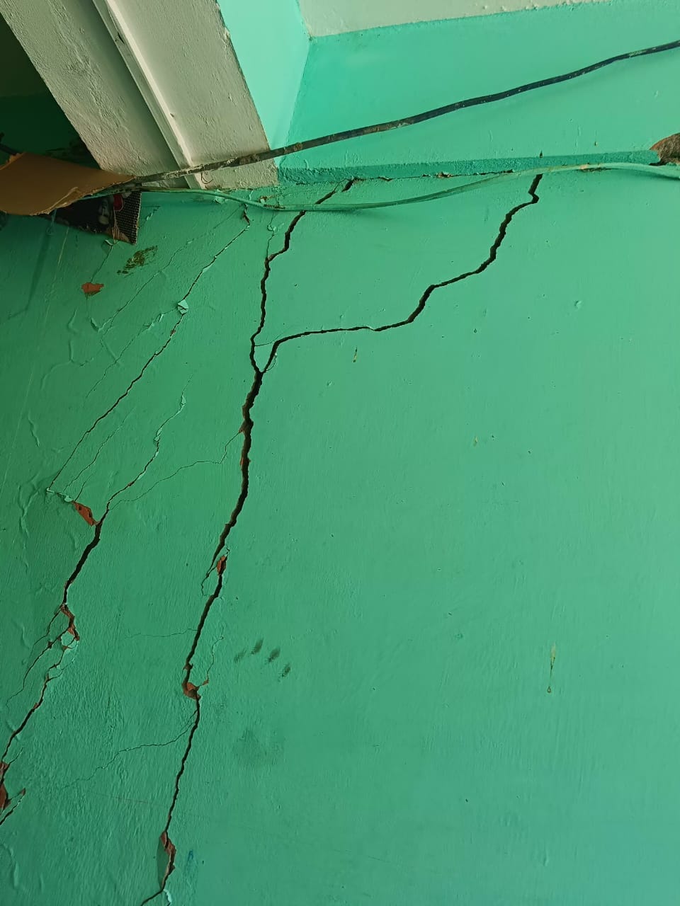 सावड़ा  में सड़क खुदाई के दौरान घरों में आई दरारे