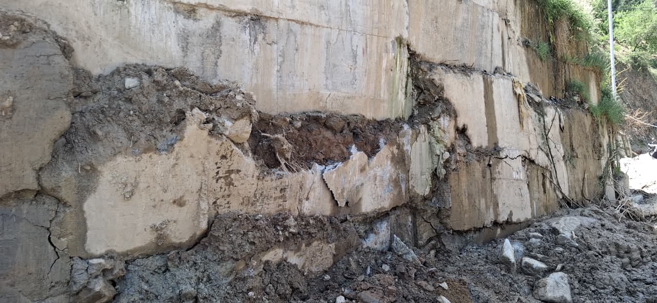 सावड़ा  में सड़क खुदाई के दौरान घरों में आई दरारे