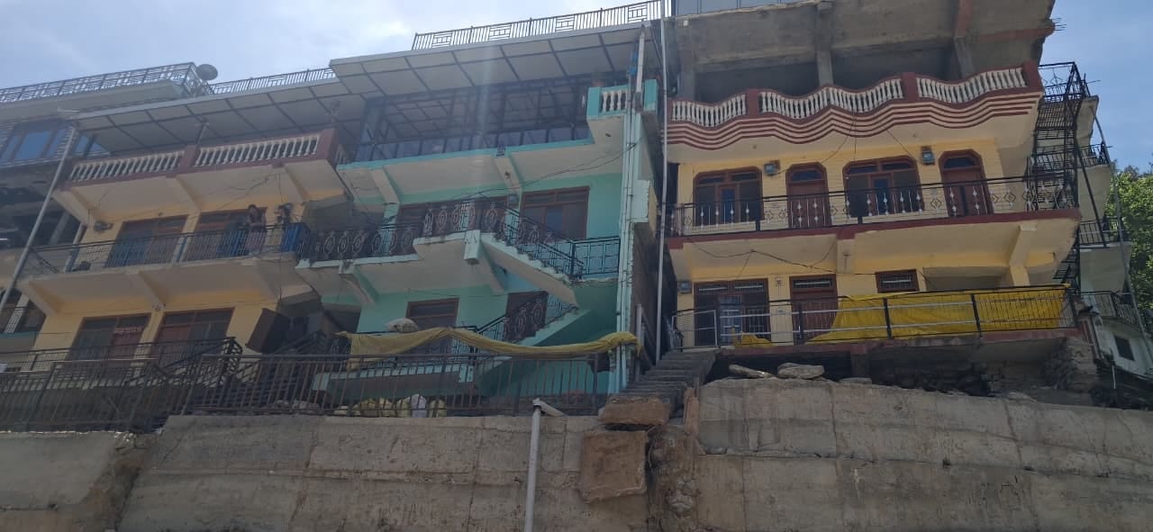 सावड़ा  में सड़क खुदाई के दौरान घरों में आई दरारे