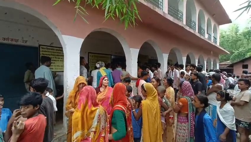 टीसी के नाम पर दावत का आरोप, कटिहार के स्कूल में हंगामा