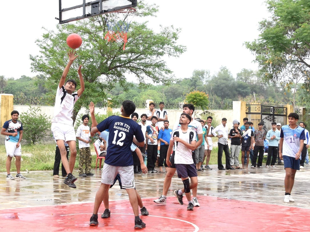 आईटीआई ऊना में जिला स्तरीय खेलकूद प्रतियोगिता के दौरान वॉबीबाल प्रतियोगिता के दौरान भिड़ते ख