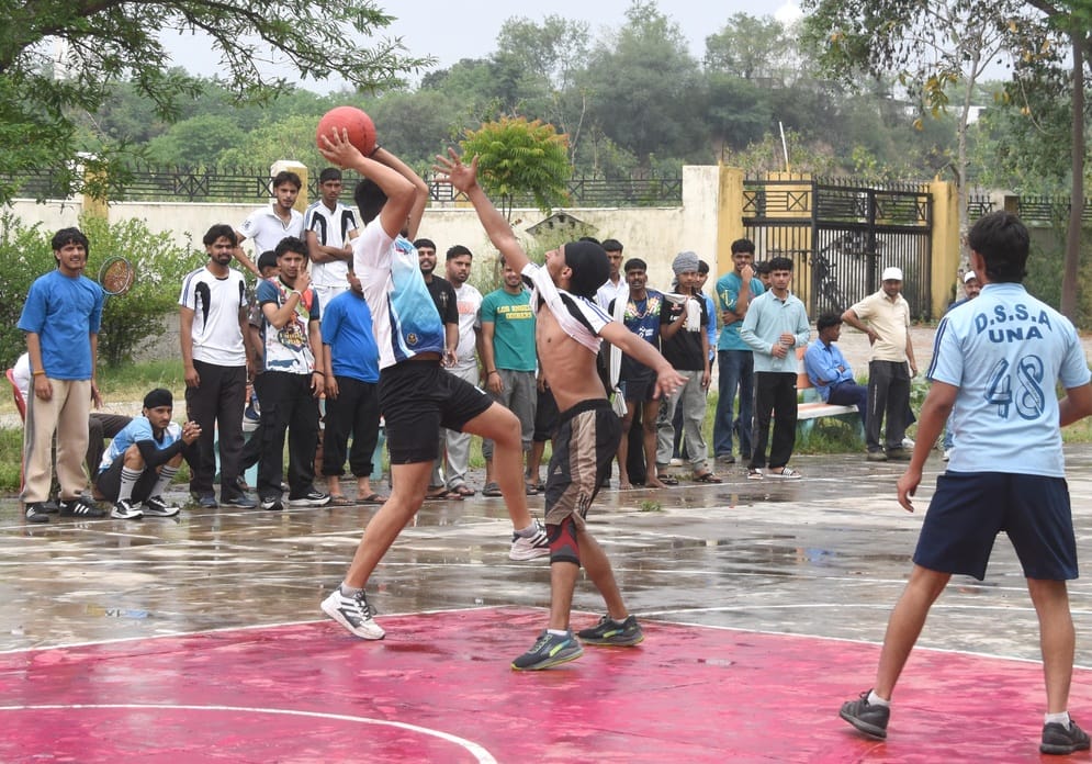 आईटीआई ऊना में जिला स्तरीय खेलकूद प्रतियोगिता के दौरान वॉबीबाल प्रतियोगिता के दौरान भिड़ते ख