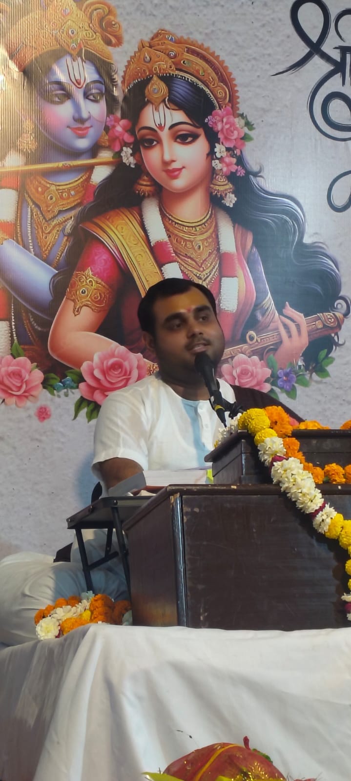 अंबाला छावनी के श्री बांके बिहारी मंदिर में कथा श्रवण करते श्रद्धालु। प्रवक्ता