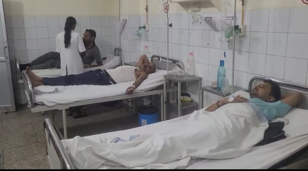 अस्पताल में उपचार कराते फैक्टरी कर्मचारी ( संवाद )