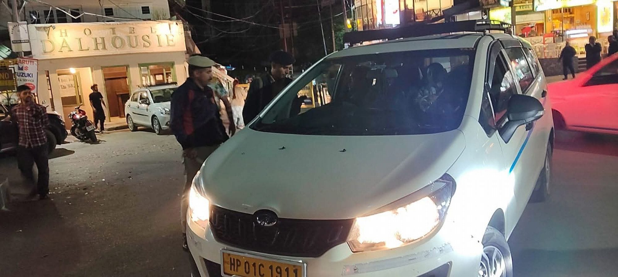 चंबा में वाहन चालक से पूछताछ करते जवान।स्रोत विभाग