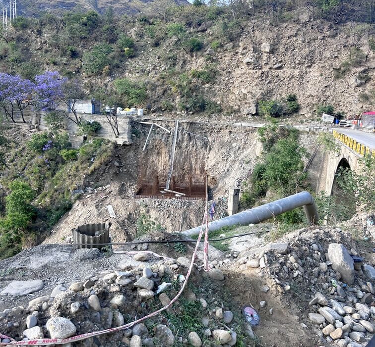 एनएच पांच खेखर खड्ड में चल रहा पुल निर्माण का कार्य। संवाद