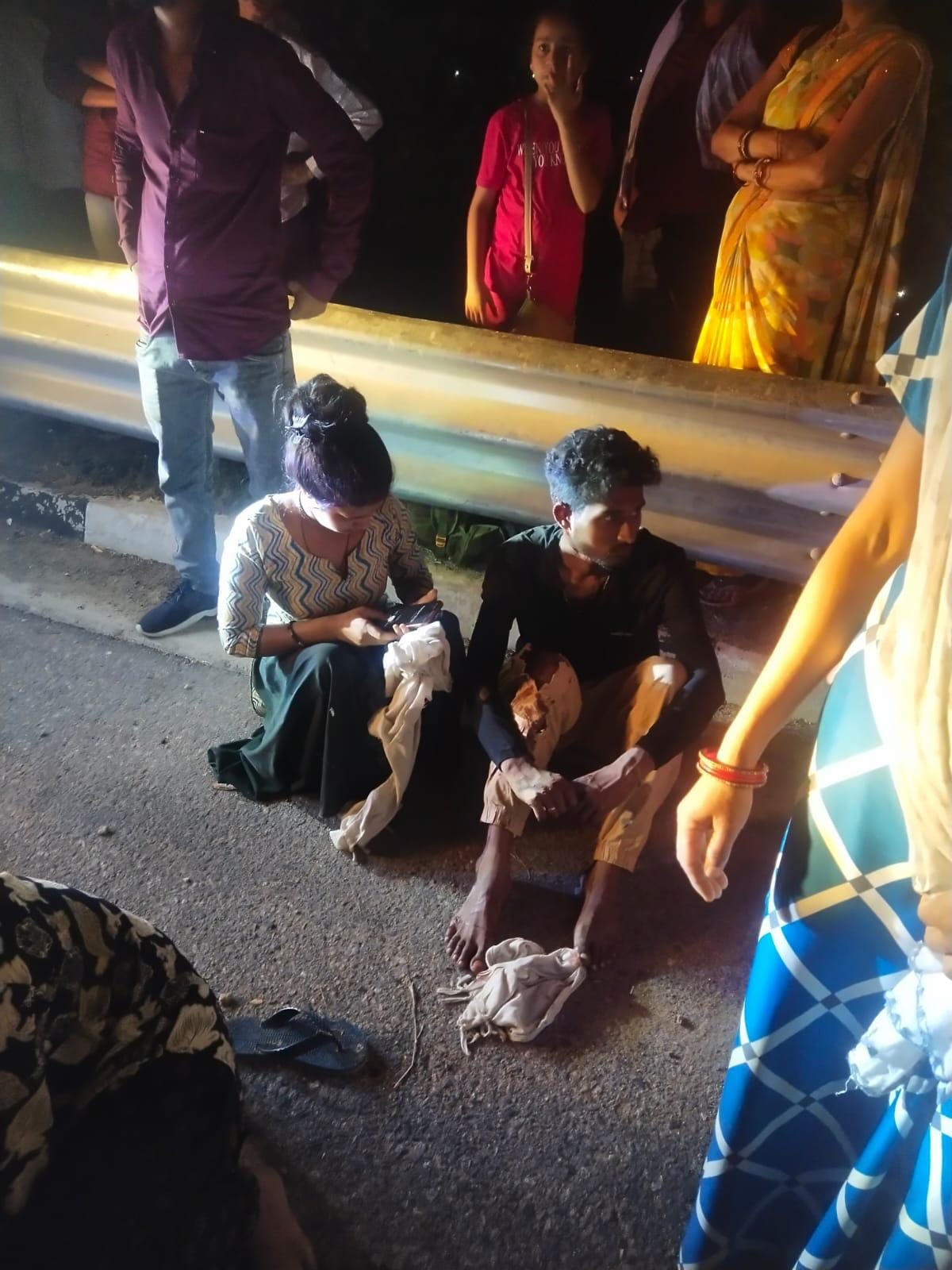 फोटो - 10 घायलों को निकालकर अस्पताल भिजवाते राहगीर। पुलिस फोटो - 10 घायलों को निकालकर अस्पताल भिजवाते राहगीर। पुलिस