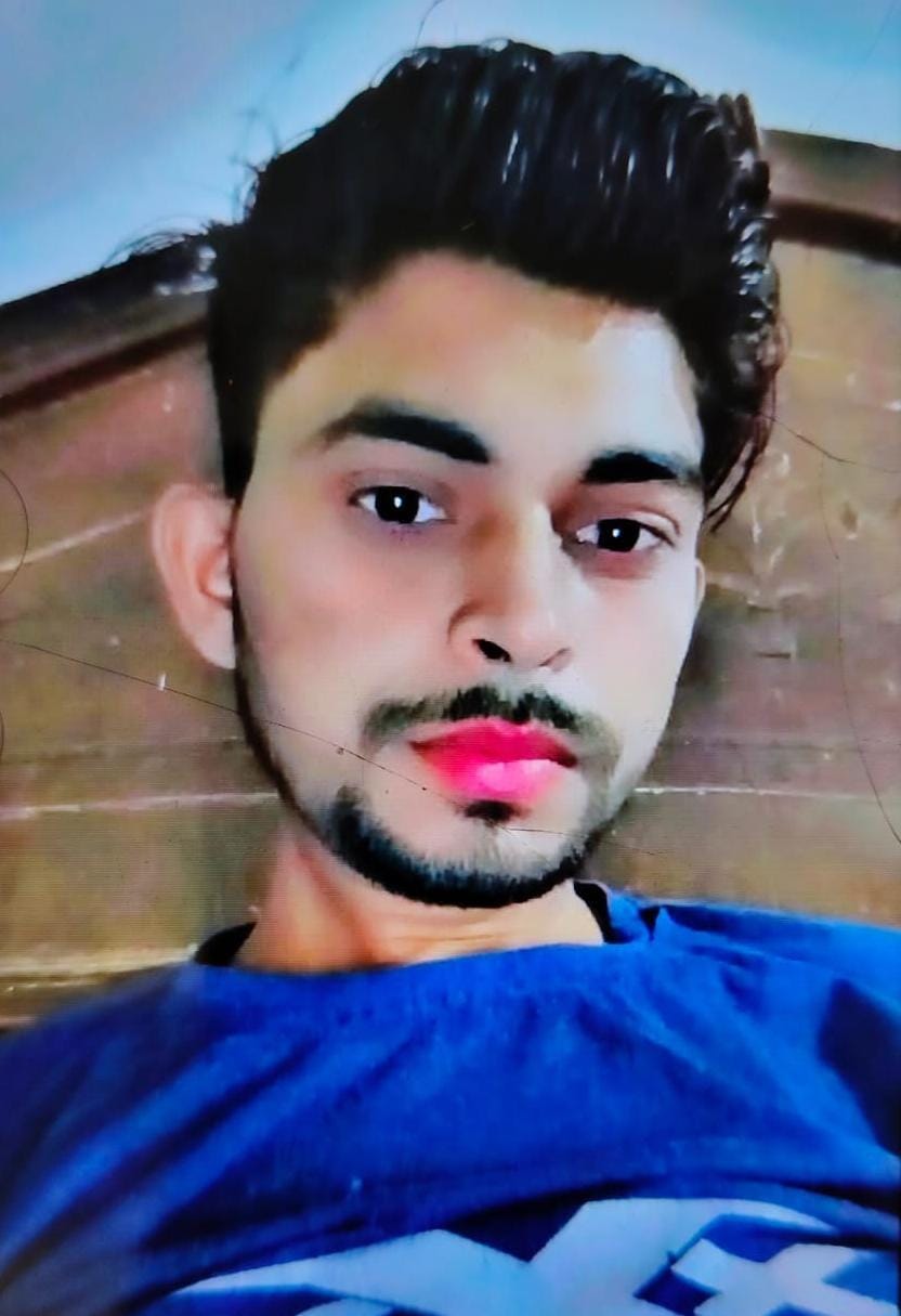 फोटो 28 एचएएमपी 37- उर्दना गांव में मृतक मोहन के परिजनों को ढांढस बंधाते एसडीएम व सीओ। स्रोत: स