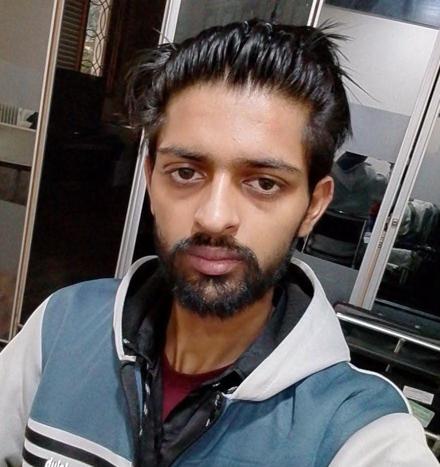 फोटो 28 एचएएमपी 37- उर्दना गांव में मृतक मोहन के परिजनों को ढांढस बंधाते एसडीएम व सीओ। स्रोत: स