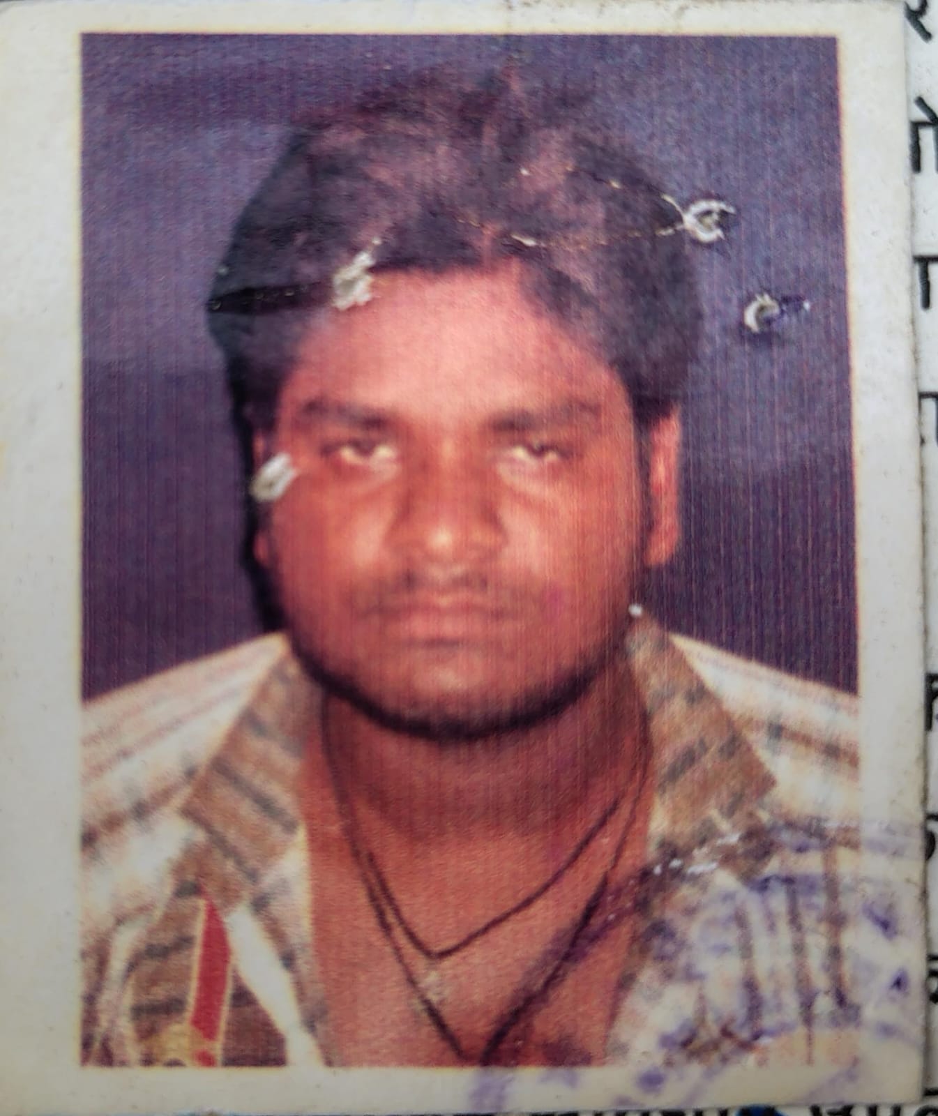 फोटो 28 एचएएमपी 37- उर्दना गांव में मृतक मोहन के परिजनों को ढांढस बंधाते एसडीएम व सीओ। स्रोत: स