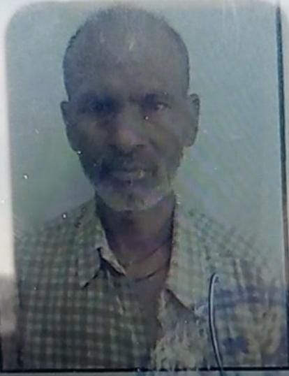 फोटो 28 एचएएमपी 37- उर्दना गांव में मृतक मोहन के परिजनों को ढांढस बंधाते एसडीएम व सीओ। स्रोत: स