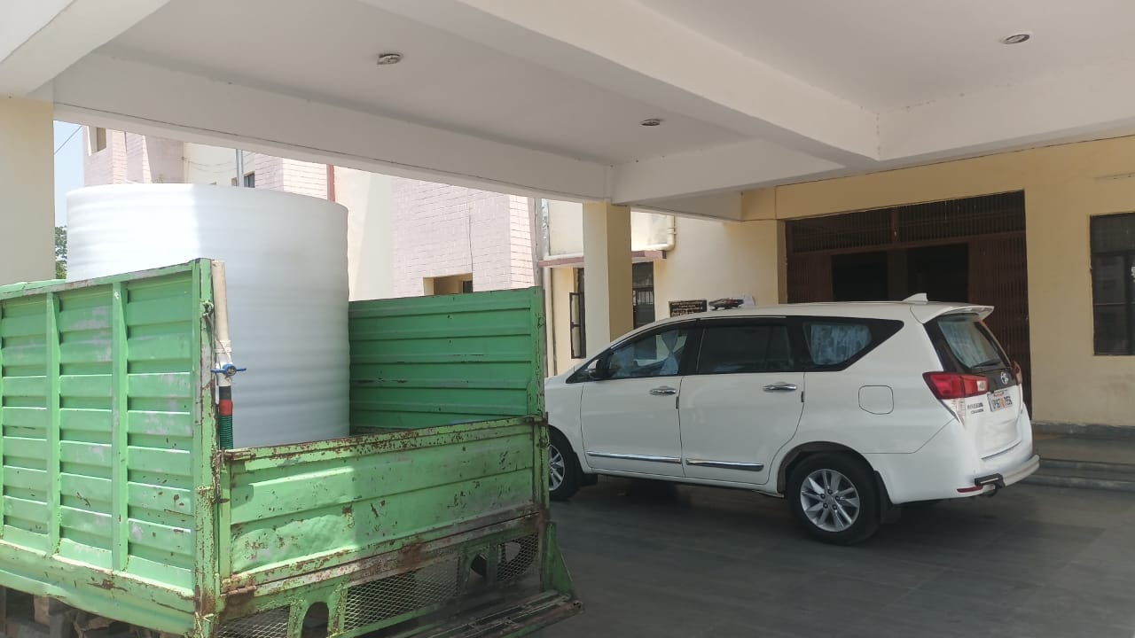 फोटो 29 सीकेटीपी-10- विकास भवन के भूतल तल पर रखा वॉटर कूलर दे रहा गर्म पानी। संवाद