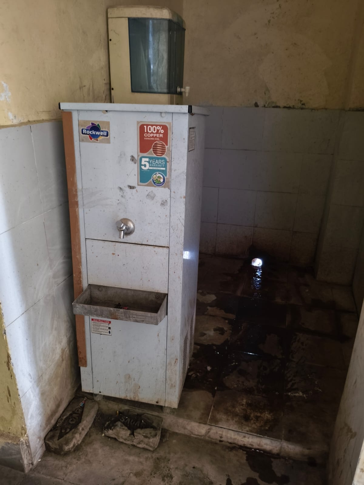 फोटो 29 सीकेटीपी-10- विकास भवन के भूतल तल पर रखा वॉटर कूलर दे रहा गर्म पानी। संवाद