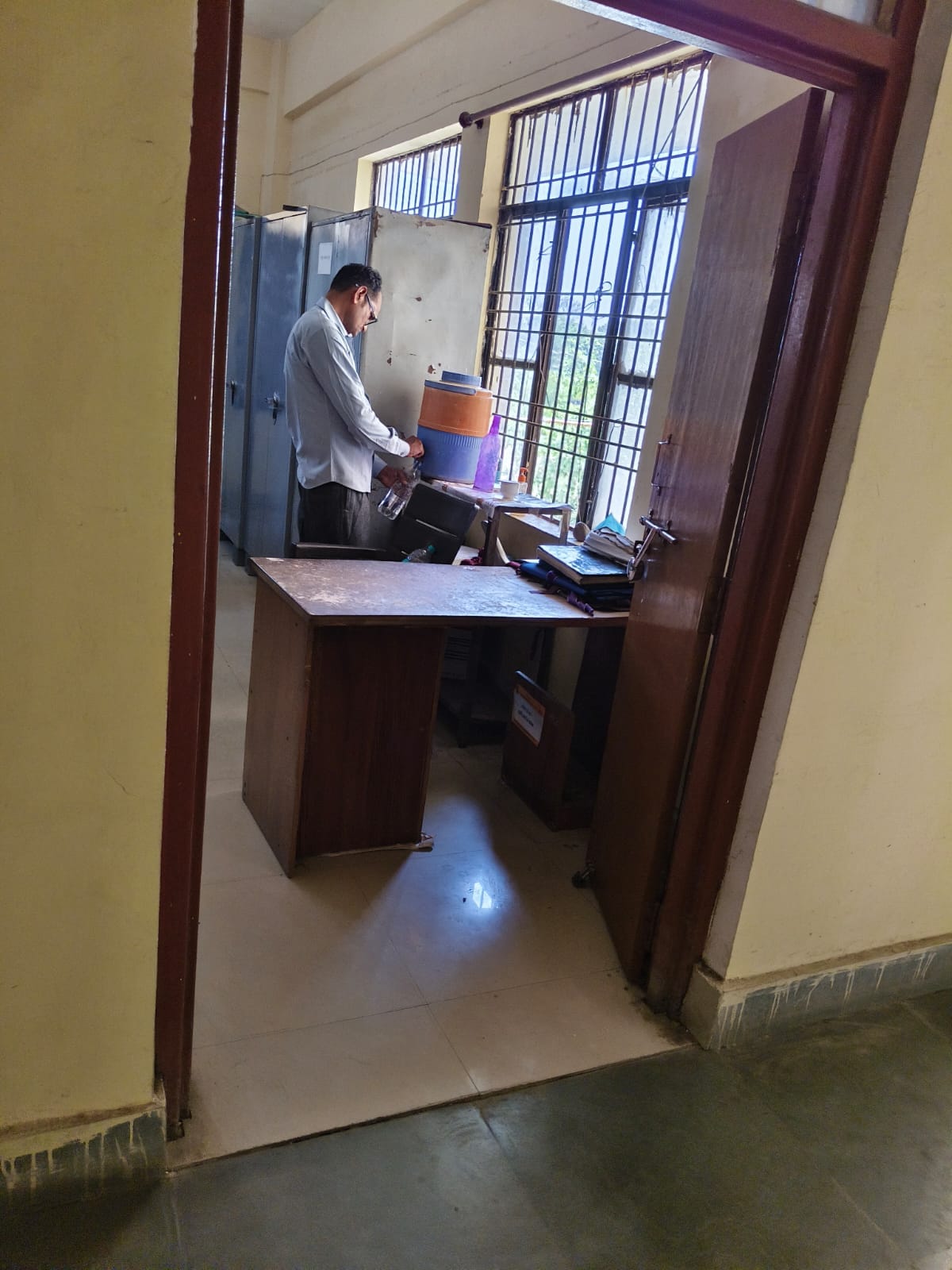 फोटो 29 सीकेटीपी-10- विकास भवन के भूतल तल पर रखा वॉटर कूलर दे रहा गर्म पानी। संवाद