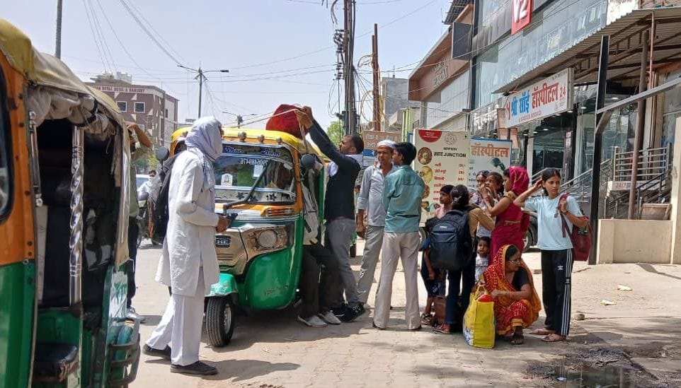 फोटो 31 मैनपुरी डिपो के स्टैंड पर बस के इंतजार में बैठे यात्री। संवाद फोटो 31 मैनपुरी डिपो के स्टैंड पर बस के इंतजार में बैठे यात्री। संवाद