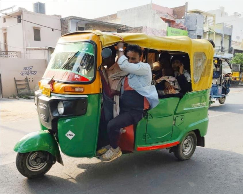 फोटो-34 सोमवार को इटावा-बरेली हाईवे पर जमापुर मोड़ के पास दुर्घटना में तीन लोगों की मौत और दस ल