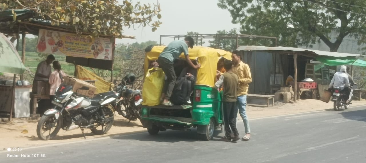 फोटो-34 सोमवार को इटावा-बरेली हाईवे पर जमापुर मोड़ के पास दुर्घटना में तीन लोगों की मौत और दस ल