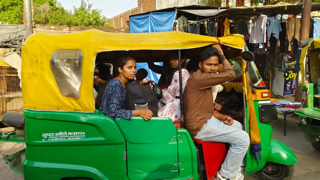 फोटो-34 सोमवार को इटावा-बरेली हाईवे पर जमापुर मोड़ के पास दुर्घटना में तीन लोगों की मौत और दस ल