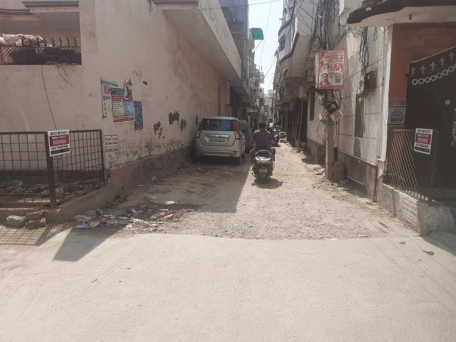 फोटो: सोनीपत के न्यू जीवन नगर में टूटी पड़ी सड़क। संवाद